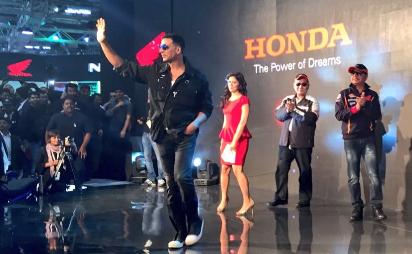 Auto Expo 2016: Honda 2 Wheelers Amazes Fans by Bringing Brand Ambassador, Akshay Kumar