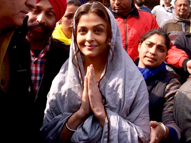 Aishwarya Rai Bachchan, Sarbjit's Dalbir Kaur,  Prays at The Golden Temple