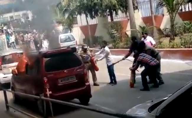उल्हासनगर में बीच सड़क पर महापालिका उपायुक्त की कार जला दी