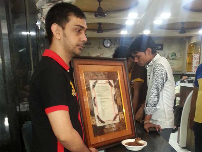 मुन्ना भाई की रिहाई पर 'चिकन संजू बाबा' मुफ़्त! मुंबई के एक होटल ने किया ऐलान