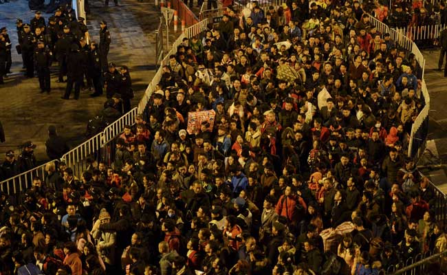 100,000 People Stranded At One- Yes, One -Railway Station