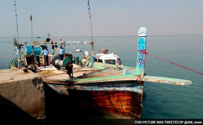 तटरक्षक ने पाकिस्तानी नौका को कच्छ में पकड़ा, 11 मछुआरे गिरफ्तार