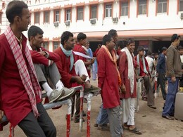 रेल बजट :  कुलियों को मिला नया नाम, अब कहा जाएगा 'सहायक' रेल बजट :  कुलियों को मिला नया नाम, अब कहा जाएगा 'सहायक'