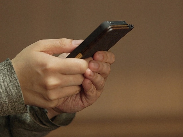 फोन में बार-बार ताका-झांकी, पड़ सकती है स्वास्थ्य पर भारी