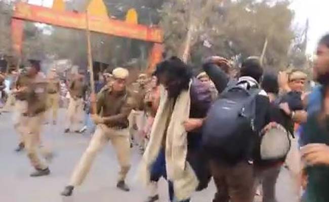 रोहित वेमुला के लिए रैली कर रहे प्रदर्शनकारियों को पुलिस ने बेरहमी से पीटा, वीडियो वायरल