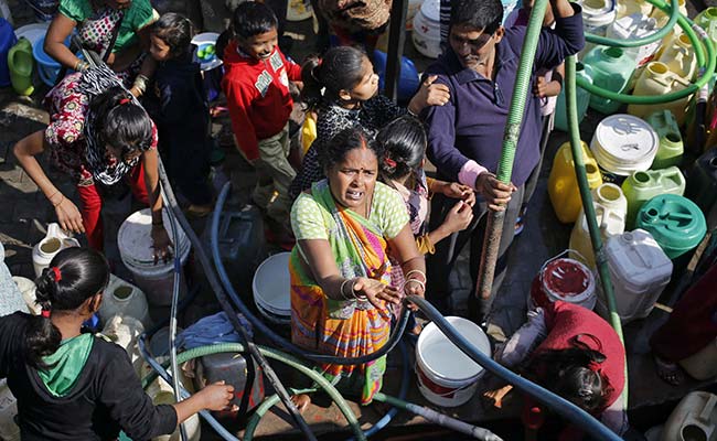 पानी को लेकर पैनी राजनीति, सूखा उतारे दे रहा आम लोगों का पानी