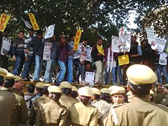 वामपंथी छात्रों ने दिल्ली पुलिस मुख्यालय के सामने की नारेबाजी