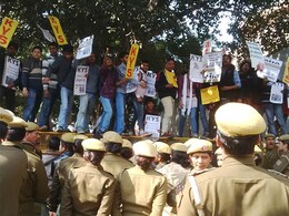 वामपंथी छात्रों ने दिल्ली पुलिस मुख्यालय के सामने की नारेबाजी वामपंथी छात्रों ने दिल्ली पुलिस मुख्यालय के सामने की नारेबाजी