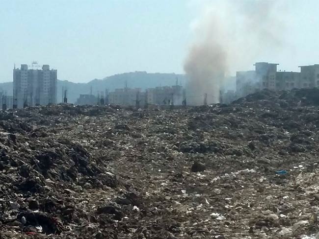 मुंबई : काबू में नहीं आ रही देवनार के डम्पिंग ग्राउंड में लगी आग