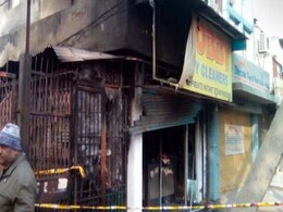 दिल्ली के दिलशाद गार्डन में एक दुकान में लगी आग, चार की मौत दिल्ली के दिलशाद गार्डन में एक दुकान में लगी आग, चार की मौत