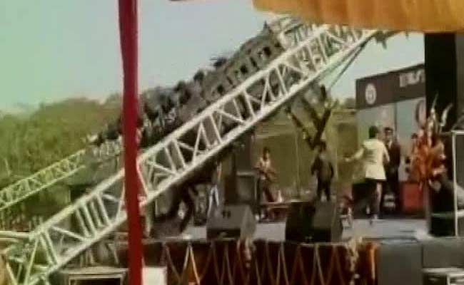 Delhi University Student Injured As Light Stand Crashes During College Festival