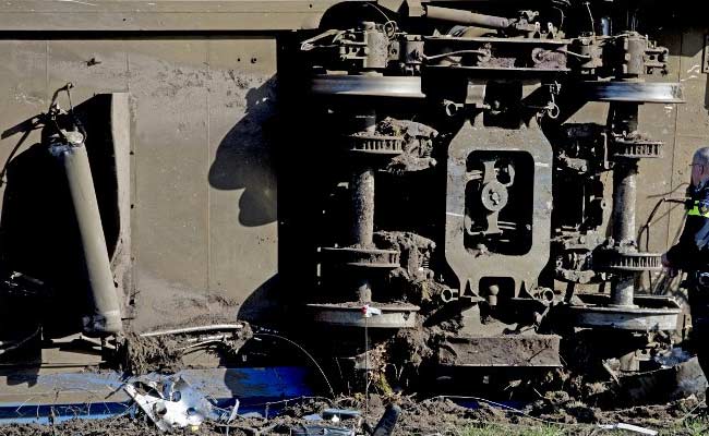 इरोड जा रही यरकौड़ एक्सप्रेस ट्रेन का इंजन और तीन डिब्बे पटरी से उतरे