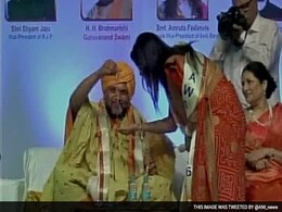 Chief Minister Fadnavis' Wife Gets Necklace 'Out Of Thin Air' Chief Minister Fadnavis' Wife Gets Necklace 'Out Of Thin Air'