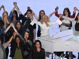 10 Blockbuster Oscar Moments: From Lady Gaga to a Crowd Pleasing Kiss 10 Blockbuster Oscar Moments: From Lady Gaga to a Crowd Pleasing Kiss