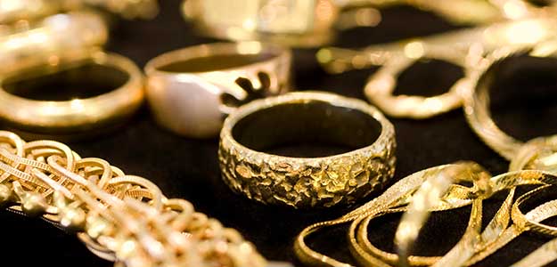 Gold Dips as Stocks Struggle; Bullion Funds See More Inflows