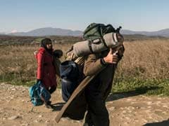 400 Refugees Leave Greek Camp, Prefer To Walk To Border