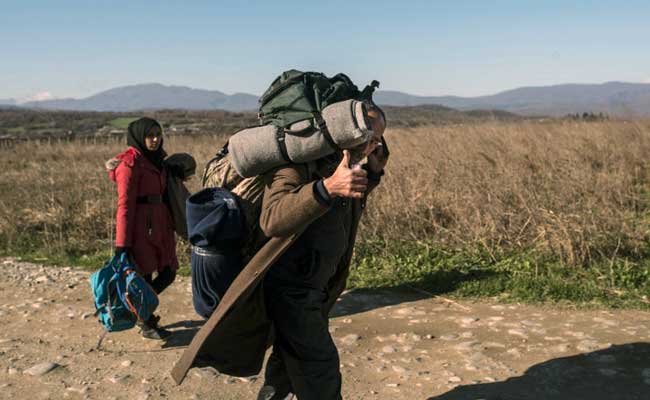 400 Refugees Leave Greek Camp, Prefer To Walk To Border