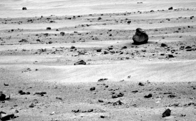 Some Folks Have Found a Gun in NASA's Pic of Mars. Can You Spot it?