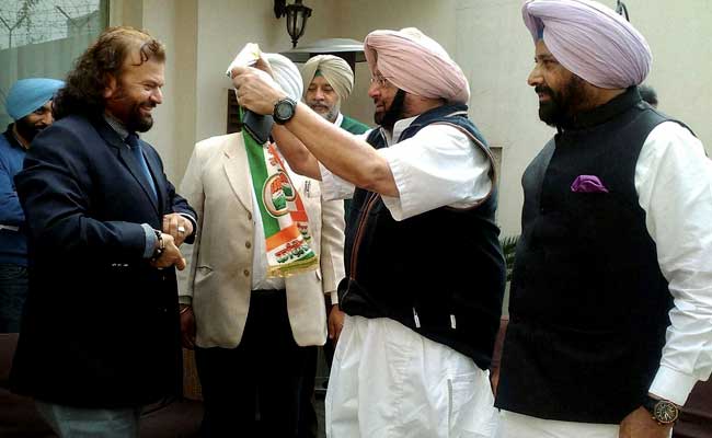 Famous Sufi Singer Hans Raj Hans Joins Congress, Hits Out At Akali Dal And AAP