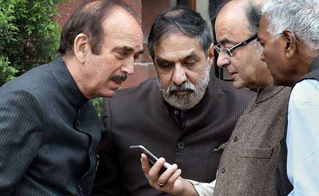 वित्त मंत्री अरुण जेटली आखिर अपने फोन में विपक्षी नेताओं को क्या दिखा रहे थे...