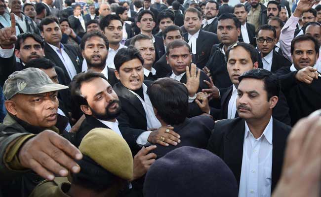 पटियाला हाउस कोर्ट में मारपीट : मुख्य न्यायाधीश के नाम रवीश कुमार का खुला खत