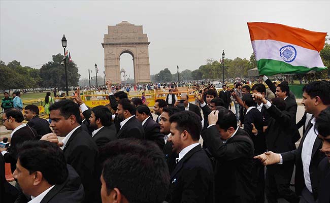 पटियाला हाउस कोर्ट में हिंसा के 'केंद्रबिंदु' विक्रम ने सैकड़ों वकीलों के साथ मार्च किया