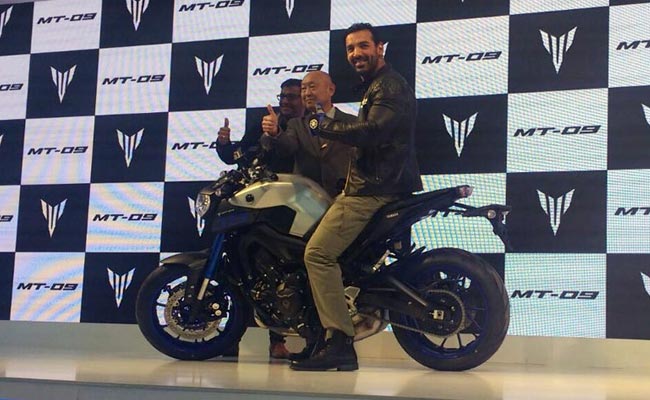 ऑटो एक्स्पो 2016 : जॉन अब्राहम ने लॉन्च की Yamaha की MT-09 बाइक, कीमत 10.2 लाख