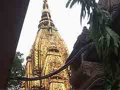 काशी विश्वनाथ मंदिर परिसर में बढ़ रही है सीलन, झुक रहा है मंदिर का शिखर