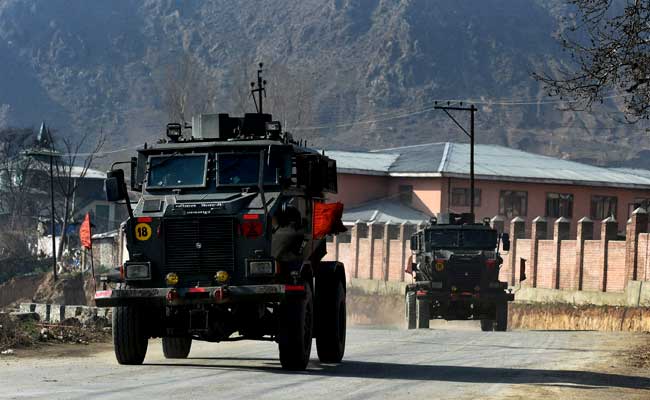 कश्‍मीर में 4 आतंकी ढेर, 2 जवान शहीद, मुठभेड़ के बाद सैकड़ों लोगों ने किया प्रदर्शन