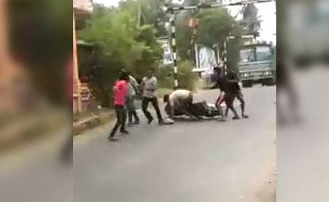 कैमरे में कैद : केरल में गैंगवार, युवक को डंडों से पीट-पीटकर मार डाला...