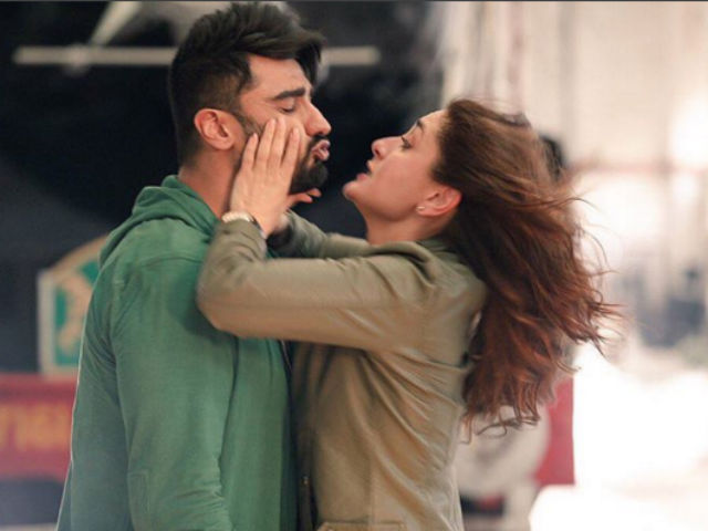 Too Hot to Handle. Arjun, Kareena in New <I>Ki And Ka</I> Poster
