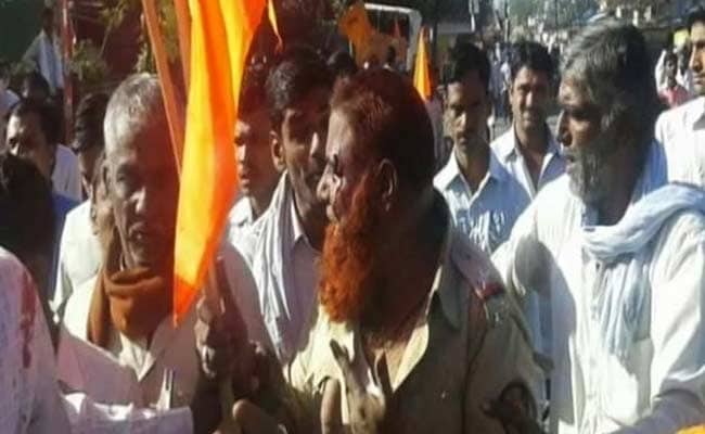 लातूर में मुस्लिम पुलिसकर्मी को पीटे जाने का वीडियो हुआ वायरल, सीएम का रुख सख्‍त