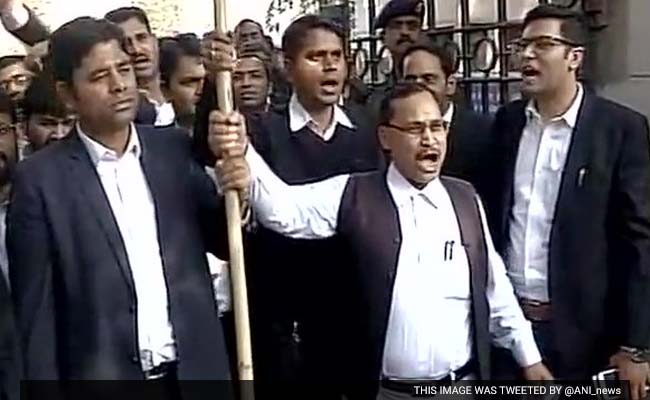 प्राइम टाइम इंट्रो : किसने दी इस गुंडागर्दी की छूट?