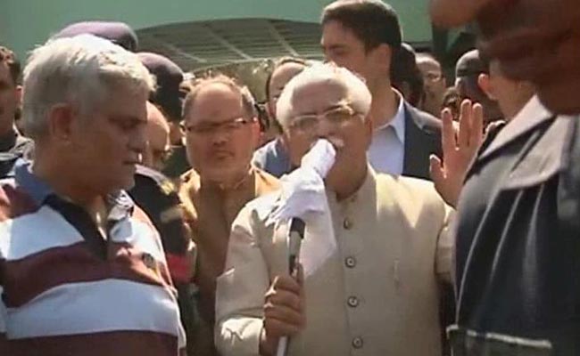 जाट आरक्षण आंदोलन : रोहतक में सीएम खट्टर का विरोध, रोकना पड़ा बीच में भाषण