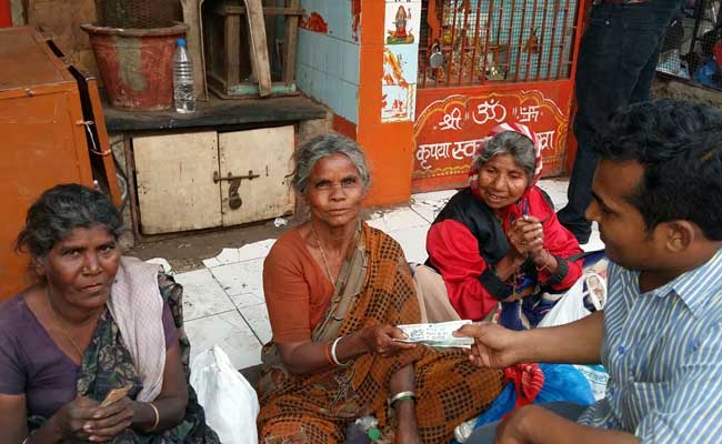 भिखारियों का मोबाइल बैंक जो ब्याज नहीं देता, एक ही आदमी करता है सब कुछ