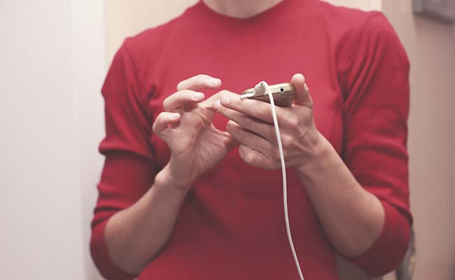 चार्जिंग के दौरान बात करते समय सेलफोन फटा, बच्‍चे की आंख में आई गंभीर चोट