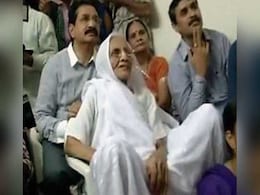 सामान्य स्वास्थ्य जांच के लिए अस्पताल पहुंची पीएम मोदी की मां, जांच के बाद दे दी गई छुट्टी सामान्य स्वास्थ्य जांच के लिए अस्पताल पहुंची पीएम मोदी की मां, जांच के बाद दे दी गई छुट्टी