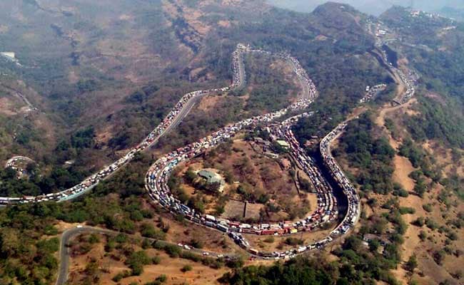 Oil Leakage From Tanker Disrupts Traffic Along Mumbai-Pune Expressway