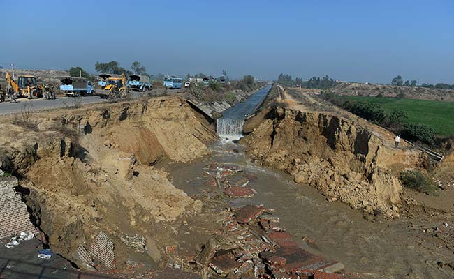 Woman, Infant Girl Drown As Car Falls Into Canal In Delhi