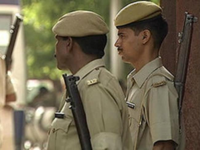 सड़क दुर्घटना में एक पुलिस निरीक्षक और कॉन्सटेबल की मौत