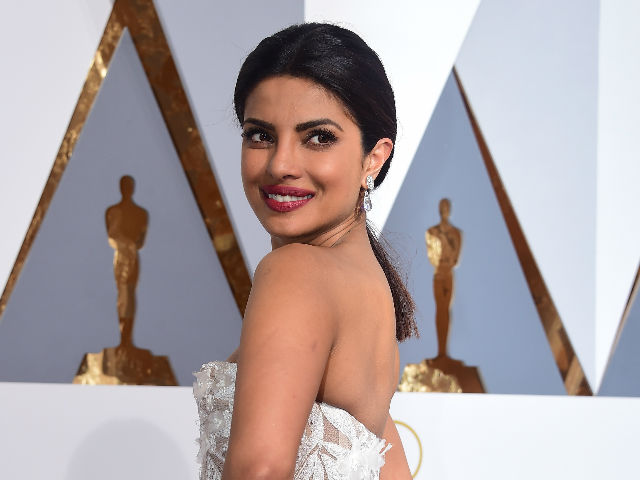 Oscars: Priyanka Chopra's Red Carpet Report Card, Marked by Twitter