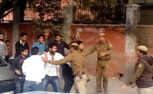 डिग्री लेने हंसराज कॉलेज पहुंचे शाहरुख खान के खिलाफ छात्रों के एक गुट ने किया प्रदर्शन