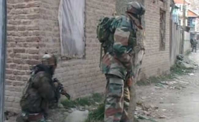 कश्मीर के पुलवामा में सुरक्षाबलों की आतंकियों से मुठभेड़, शरारती तत्वों ने किया पथराव