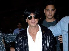 Shah Rukh Khan Stops to Help up Woman Who Fell at Bhuj Airport