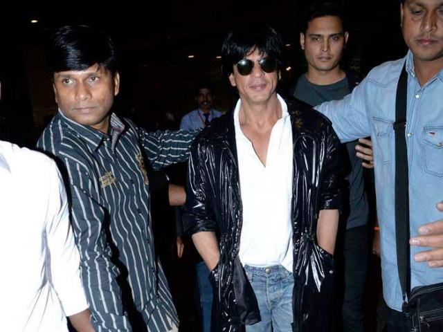 Shah Rukh Khan Stops to Help up Woman Who Fell at Bhuj Airport