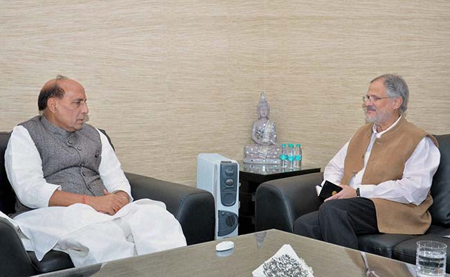 Delhi Lieutenant Governor Najeeb Jung Briefs Rajnath Singh On Municipal Strike