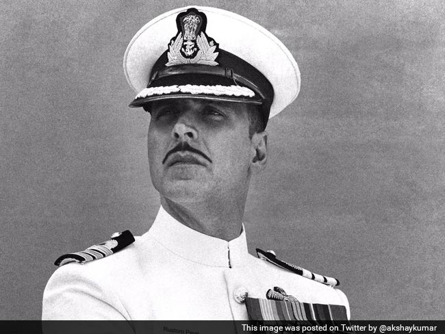 फिल्म 'रुस्तम' का पहला लुक : नौसेना अधिकारी के रूप में नजर आ रहे अक्षय कुमार