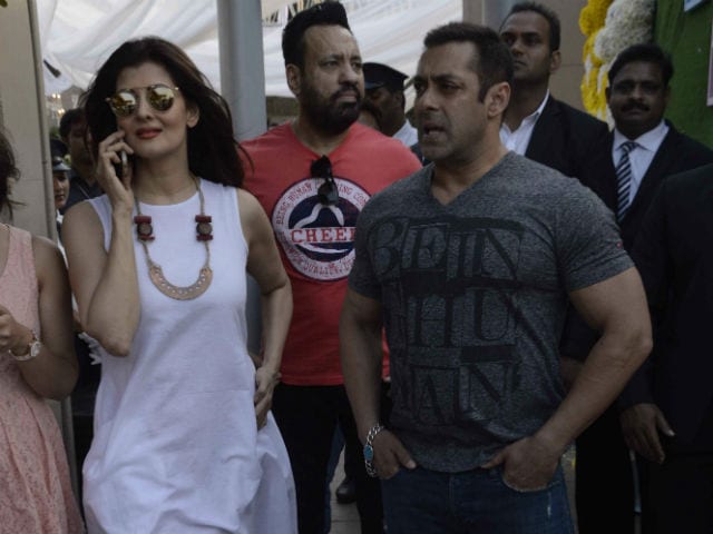 Salman Khan, Sangeeta Bijlani Walk Into Arpita's Baby Shower Together