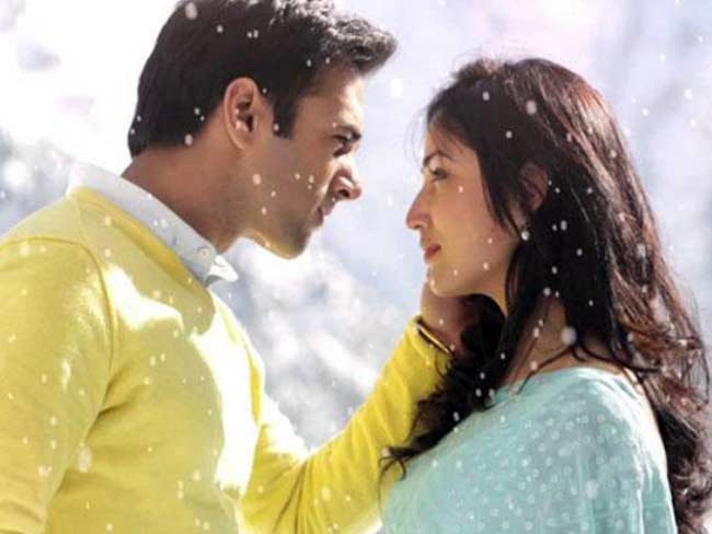 रिव्यू : पटकथा कमजोर, पर सुंदर दृश्यों से दर्शकों को लुभाने की कोशिश है 'सनम रे'