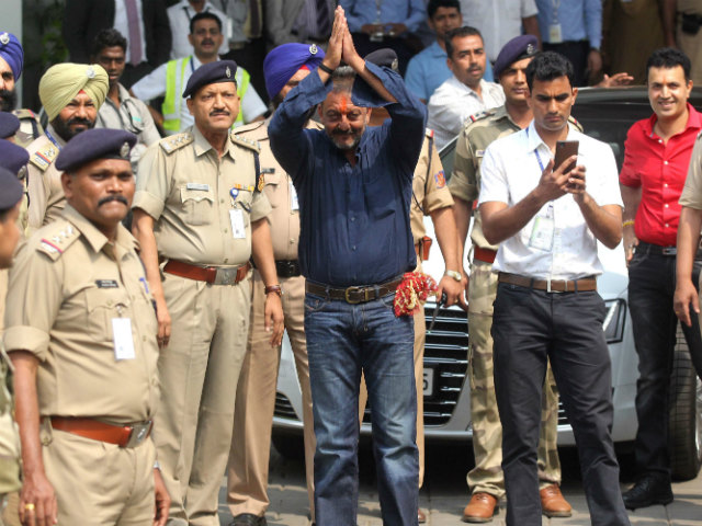 जेल से निकलते ही संजय दत्त के तिरंगे को सलाम करने में छिपा पैगाम